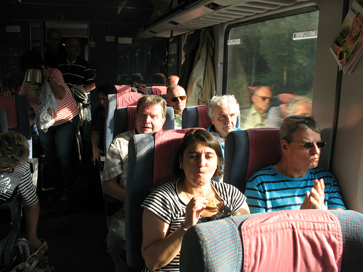 unsere Mitglieder im Zug auf der Fahrt nach Leipzig